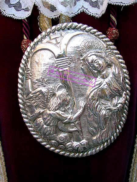 Medallón del pertiguero del cortejo de Misterio de la Hermandad de la Sagrada Cena
