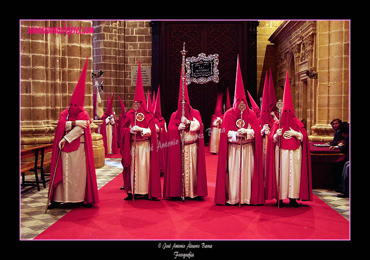 Presidencia del Banderín conmemorativo del XXV aniversario de la reorganización de la Hermandad de la Sagrada Cena