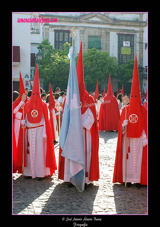 Nazareno portando la Bandera de la Virgen de la Hermandad de la Sagrada Cena