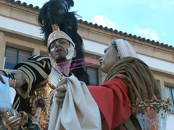 Soldado romano y Santa Mujer Verónica en la delantera del paso de Misterio de Nuestro Padre Jesús de las Misericordias