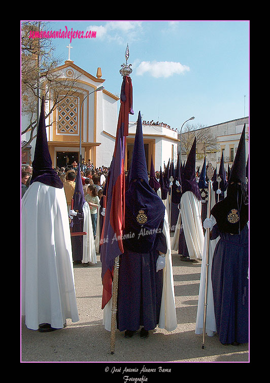 Nazareno portando la Bandera del Señor de la Hermandad de la Candelaria