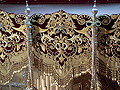 Detalle del bordado de las caidas laterales del palio del Paso de María Santísima de la Candelaria