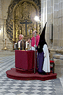 Nazareno de la Hermandad de la Candelaria en el palquillo de la Santa Iglesia Catedral
