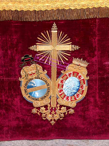 Detalle del escudo bordado en el faldón delantero del Paso del Santísimo Cristo de la Viga