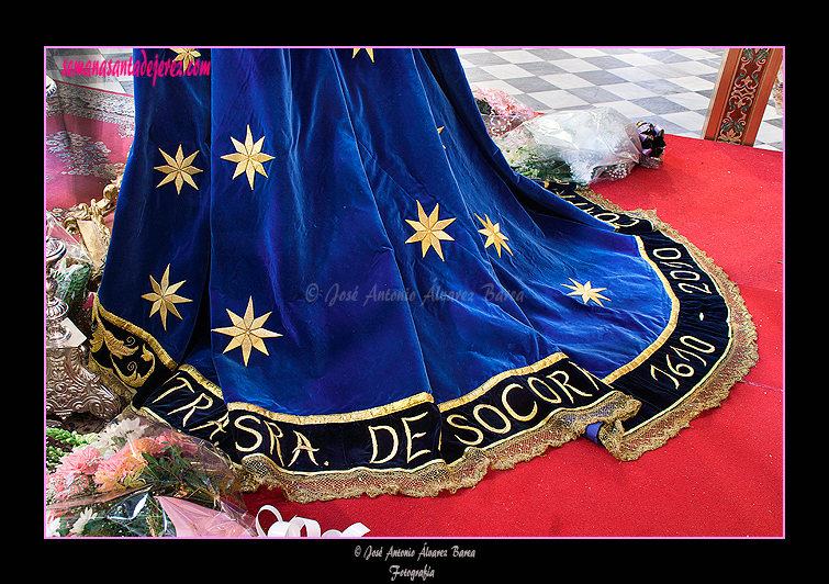 Detalle de los bordados del manto de camarín de Nuestra Señora del Socorro