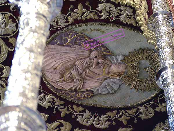La Virgen de Consolación (Copatrona de la Ciudad) en el techo de palio del paso de Nuestra Señora del Socorro