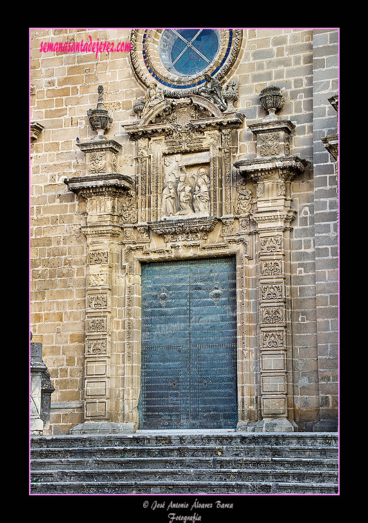 Puerta lateral izquierda de la fachada principal de la Santa Iglesia Catedral