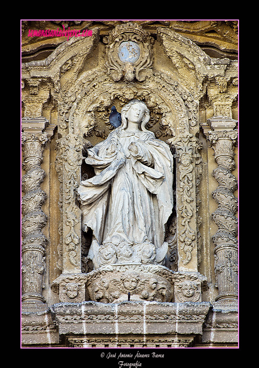 Inmaculada sobre el Dintel de la Puerta Principal de la Santa Iglesia Catedral