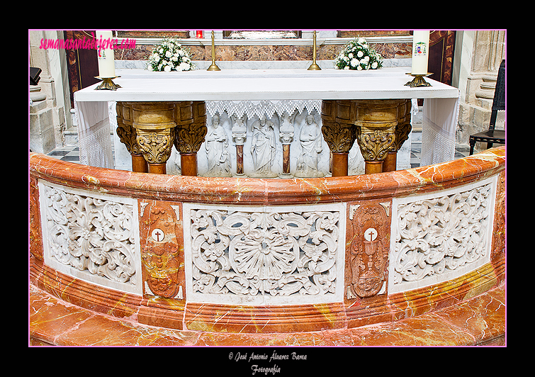 Comulgatorio de jaspe y mesa del templete neomedieval (Capilla del Sagrario - Santa Iglesia Catedral)
