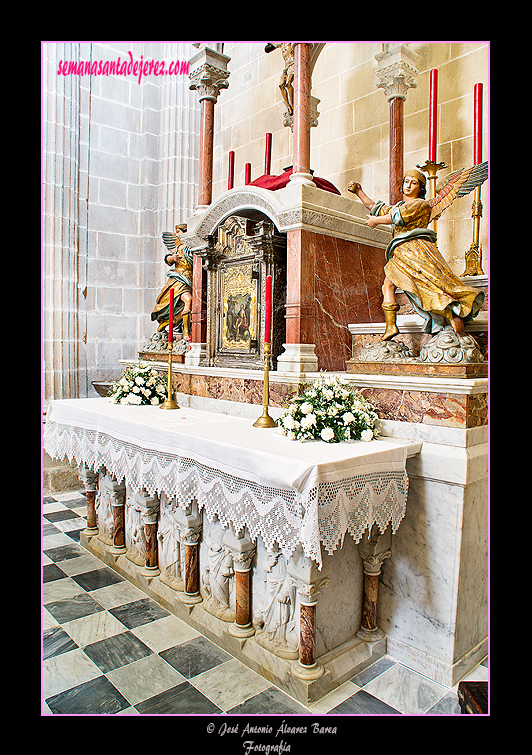 Tabernáculo y mesa del templete neomedieval (Capilla del Sagrario - Santa Iglesia Catedral)