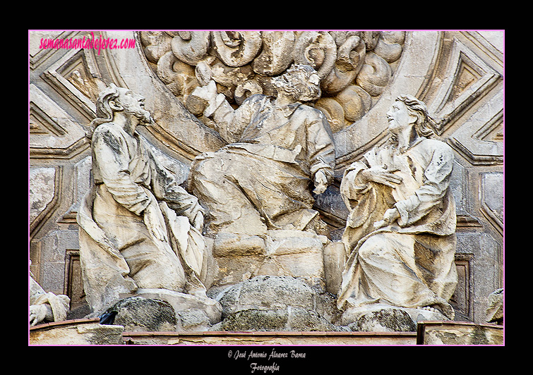 Los Apóstoles Santiago, Pedro y Juan en la Transfiguración de Cristo en el monte Tabor (Fachada Principal de la Santa Iglesia Catedral)