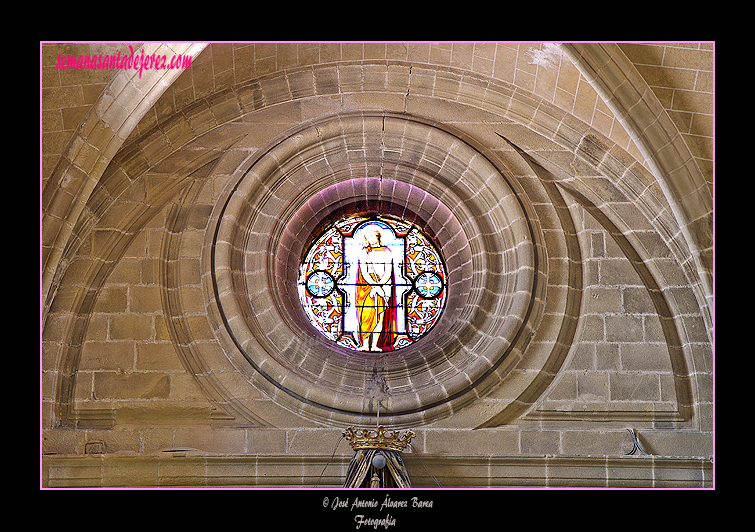 Vidriera en la parte superior del retablo del Cristo de la Viga (Nave del Evangelio - Santa Iglesia Catedral)