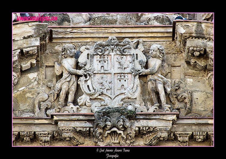 Escudo Real sobre el frontón que remata la Puerta Principal de la Santa Iglesia Catedral