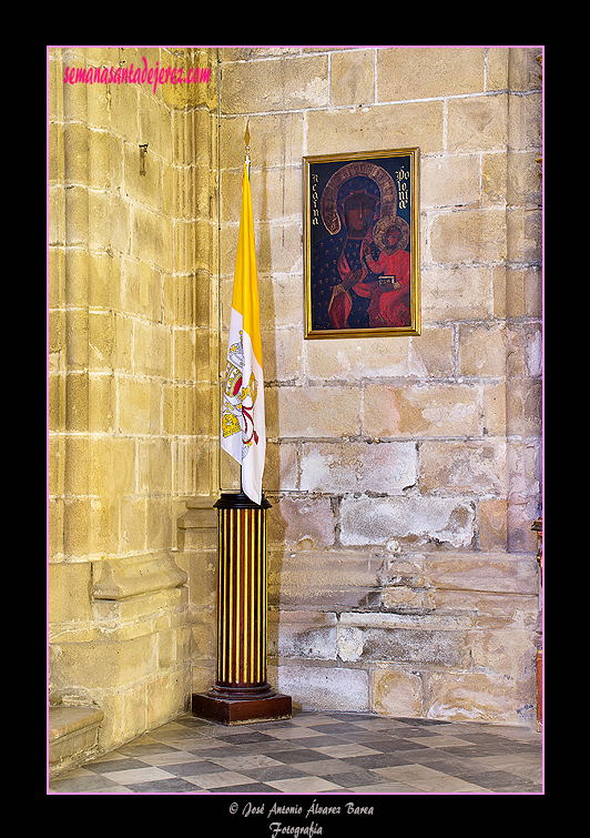 Bandera vaticana en el tramo del retablo de Santa Teresa de Jesús, actualmente del Beato Juan Pablo II (Santa Iglesia Catedral)
