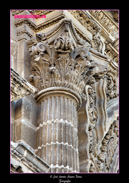 Decoración de una columna salomónica en la Puerta Principal de la Santa Iglesia Catedral