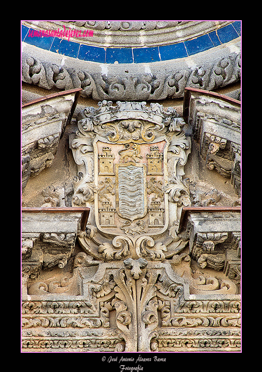 Escudo de Jerez  (Puerta derecha de la fachada principal de la Santa Iglesia Catedral)