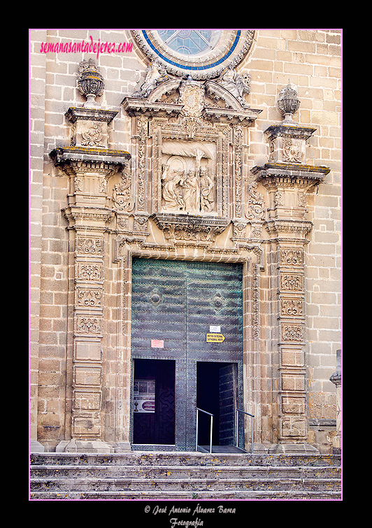 Puerta lateral derecha de la fachada principal de la Santa Iglesia Catedral