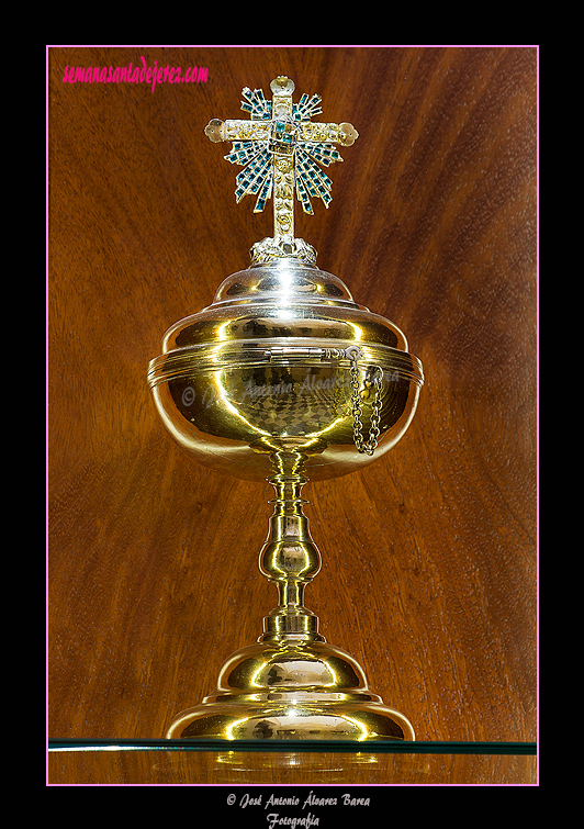 Copón con Cruz de esmeraldas (Sala del Tesoro - Museo de la Santa Iglesia Catedral)