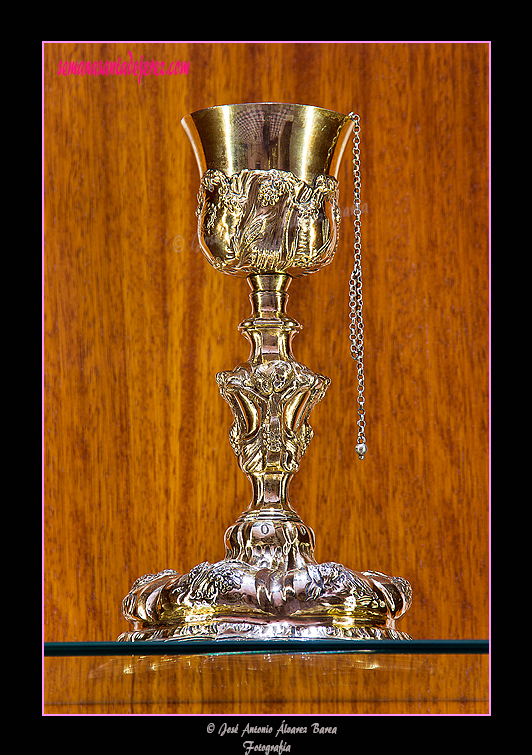 Cáliz de plata sobredorada llamado del Abad - Punzón Córdoba - Estilo rocalla - Siglo XVIII (Sala del Tesoro - Museo de la Santa Iglesia Catedral)