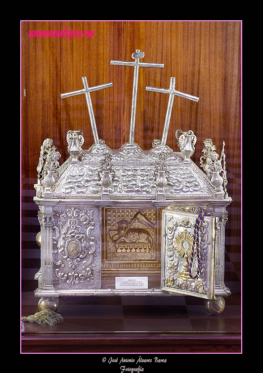Arqueta en madera dorada del siglo XVI encerrada en urna de plata labrada en punzón -  Montenegro - Jerez (Sala del Tesoro - Museo de la Santa Iglesia Catedral)
