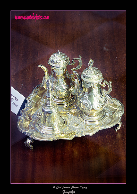 Vinajeras y campanillas de plata sobredorada - Alezán Carden - Punzón - Sevilla - Siglo XVIII (Sala del Tesoro - Museo de la Santa Iglesia Catedral)