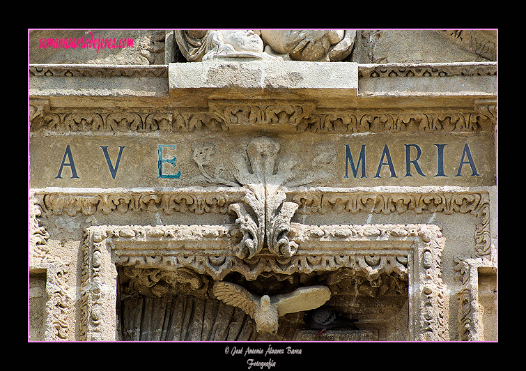 Leyenda "Ave Maria" sobre el altorrelieve de la Anunciación (Portada de la Encarnación de la Santa Iglesia Catedral)