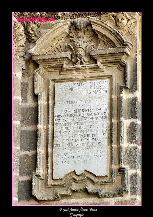 Placa con leyenda en el lateral derecho de la Puerta Principal de la Santa Iglesia Catedral
