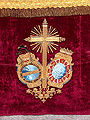 Detalle del escudo bordado en el faldón delantero del Paso del Santísimo Cristo de la Viga
