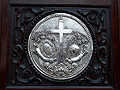 Escudo de la la Hermandad en una cartela del frontal del Paso del Santísimo Cristo de la Viga
