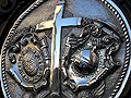 Detalle del escudo de la la Hermandad en una cartela del frontal del Paso del Santísimo Cristo de la Viga