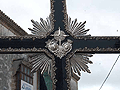 Escudo de la Hermandad en la cruceta de la Cruz de Guía de la Hermandad del Cristo de la Viga