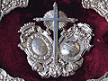 Escudo sobre las pastas del Libro de Reglas de la Hermandad del Cristo de la Viga