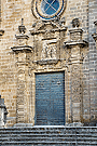 Puerta lateral izquierda de la fachada principal de la Santa Iglesia Catedral