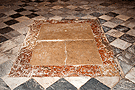 Lápida de la cripta funeraria en el tramo del Retablo de San Pedro (Santa Iglesia Catedral)