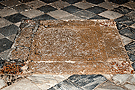 Lápida de la cripta funeraria en el tramo del Retablo de San Pedro (Santa Iglesia Catedral)