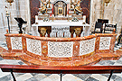 Comulgatorio de jaspe y mesa del templete neomedieval (Capilla del Sagrario - Santa Iglesia Catedral)