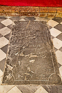 Lápida funeraria delante del retablo del Cristo de la Viga (Santa Iglesia Catedral)