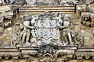 Escudo Real sobre el frontón que remata la Puerta Principal de la Santa Iglesia Catedral