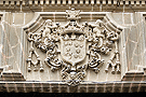 Escudo del Cardenal Arias (Portada de la Visitación de la Santa Iglesia Catedral)