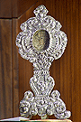 Carta Gloria - Cantoneras de plata - Relicario en tisú con marco de madera - Roma - Año 1727 (Sala del Tesoro - Museo de la Santa Iglesia Catedral)