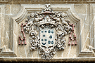 Escudo del Cardenal Arias (Portada de la Encarnación de la Santa Iglesia Catedral)