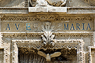 Leyenda "Ave Maria" sobre el altorrelieve de la Anunciación (Portada de la Encarnación de la Santa Iglesia Catedral)