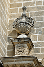 Jarrón rematando una de las columnas de la portada de la Encarnación de la Santa Iglesia Catedral