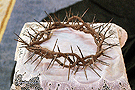 Corona de Espinas de Cristo que lleva en sus manos Nuestra Señora de Amor y Sacrificio 