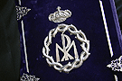 Detalle del escudo de la Hermandad en la tapa del Libro de Reglas de la Hermandad de Nuestra Señora de Amor y Sacrificio