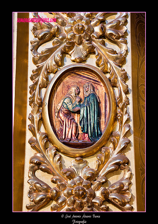 Visitación de María a Santa Isabel, uno de los medallones de los Misterios del Rosario que rodean el retablo de la Virgen de Lourdes (Iglesia Conventual Dominica de Santo Domingo)