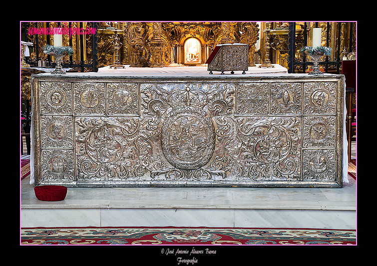Frontal de altar en plata de la Capilla de la Virgen de Consolación (Iglesia Conventual Dominica de Santo Domingo)
