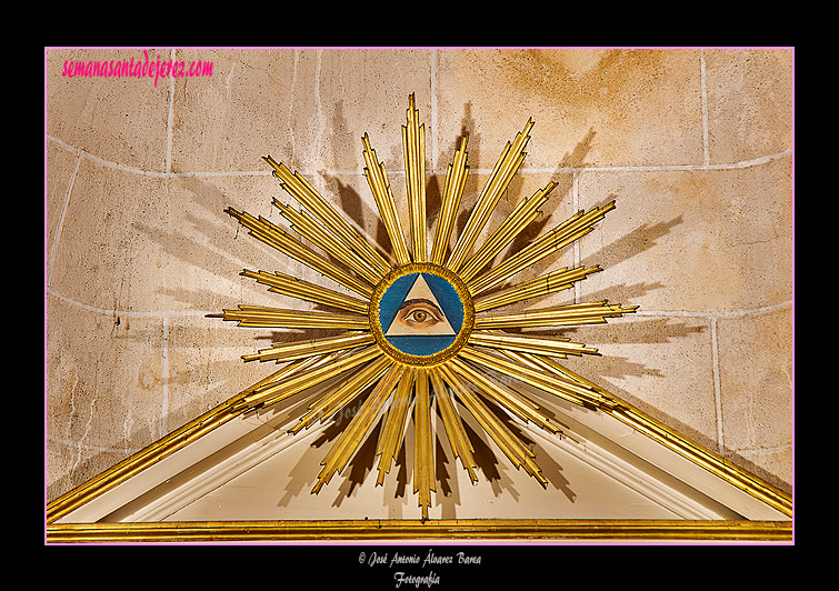 Ojo de Dios en el ático del retablo de Santa Catalina de Siena (Iglesia Conventual Dominica de Santo Domingo)