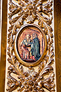 Visitación de María a Santa Isabel, uno de los medallones de los Misterios del Rosario que rodean el retablo de la Virgen de Lourdes (Iglesia Conventual Dominica de Santo Domingo)