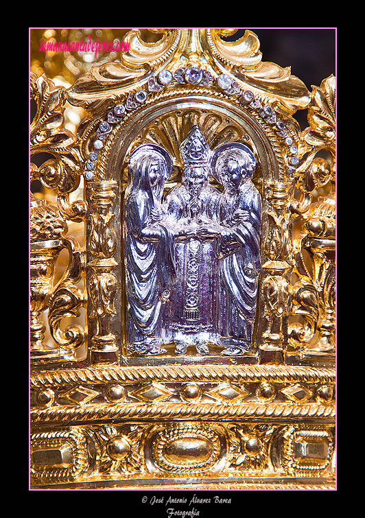 Detalle de una de las escenas en bajorrelieve del canasto de la Corona de Salida de Nuestra Madre y Señora del Traspaso